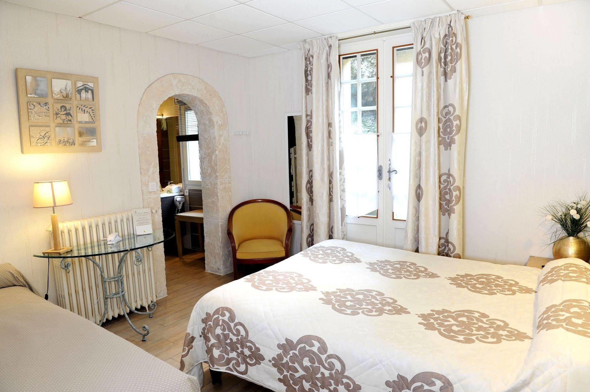 Logis Hotel L'Ayguelade Bielle Exterior foto