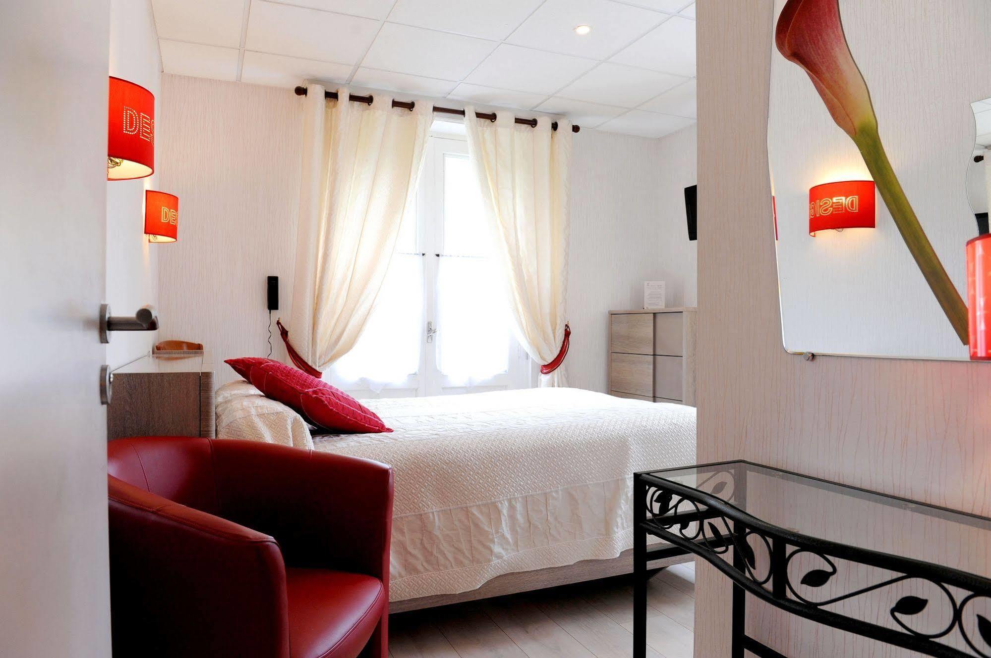 Logis Hotel L'Ayguelade Bielle Exterior foto